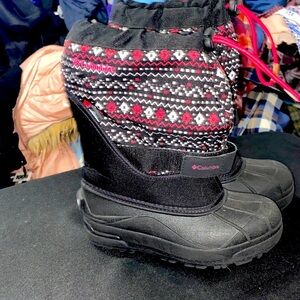 COLUMBIA GIRLS  SIZE 2 SNOWBOOTS ALL WEATHER BOOTS BLACK w/BLACK PINK GEO DESIGN